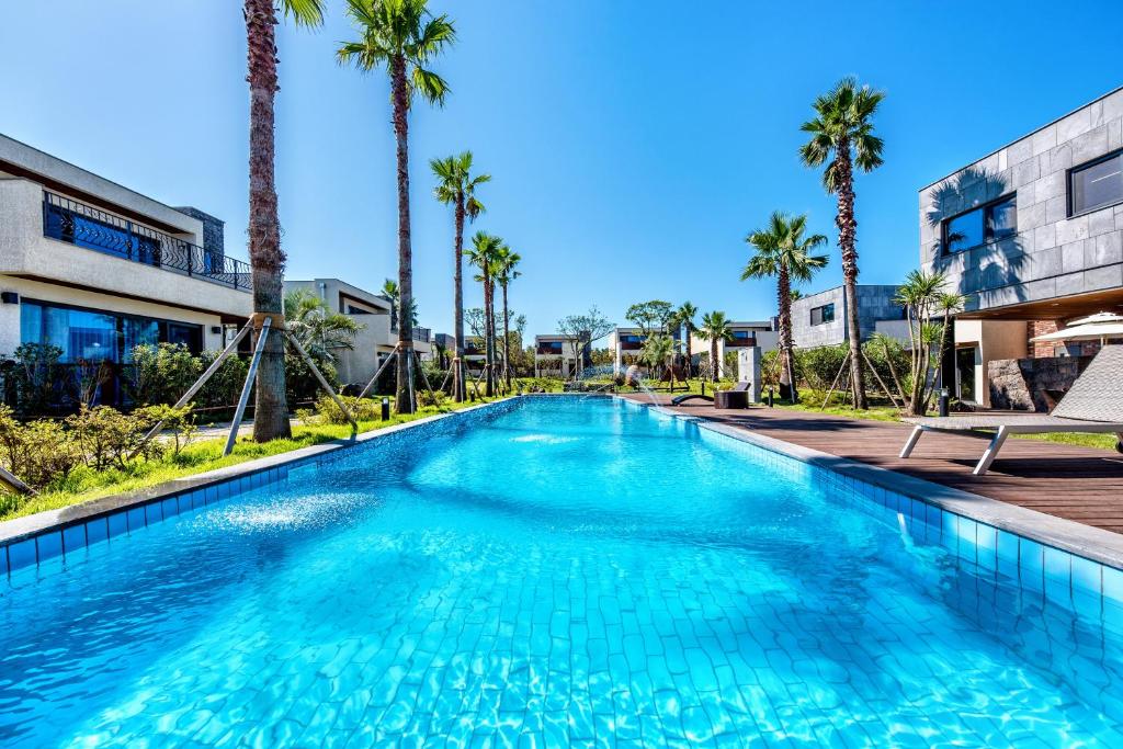 Bazén v ubytování Arts Spa&Poolvilla nebo v jeho okolí