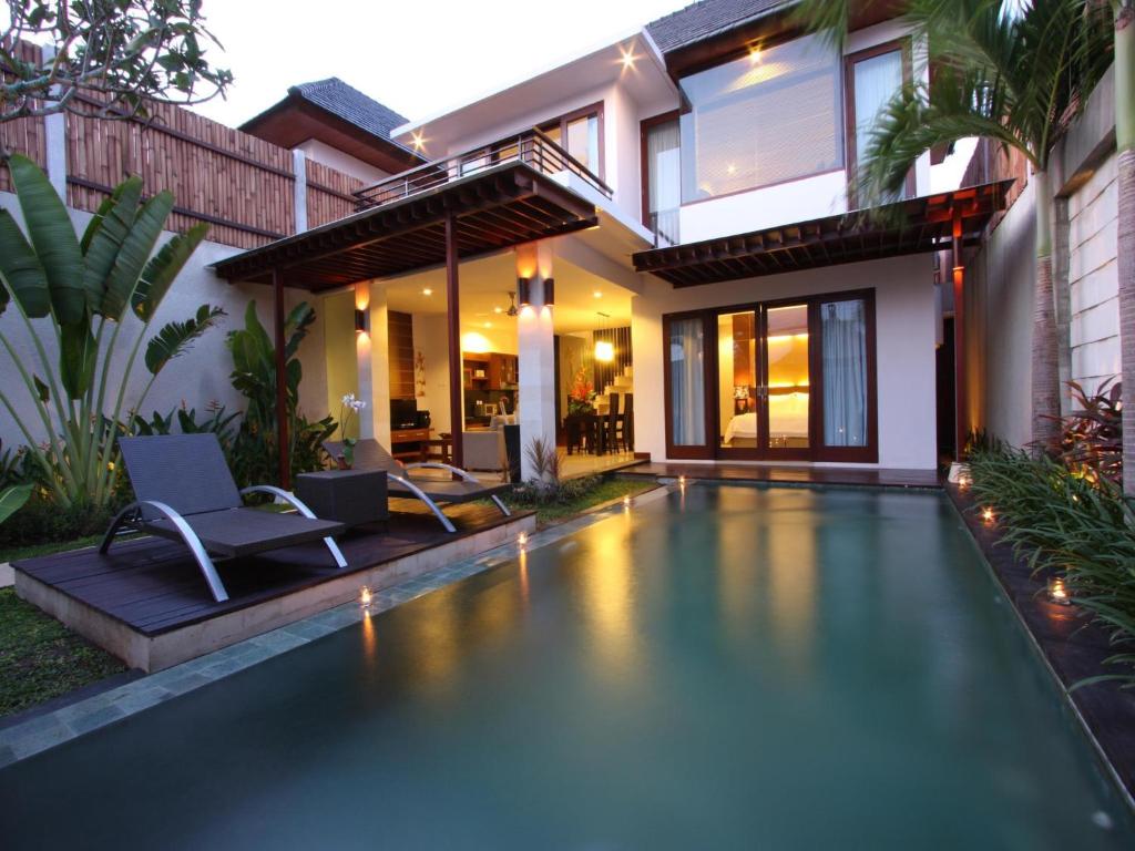 una piscina en el patio trasero de una casa en Grania Bali Villas, en Seminyak