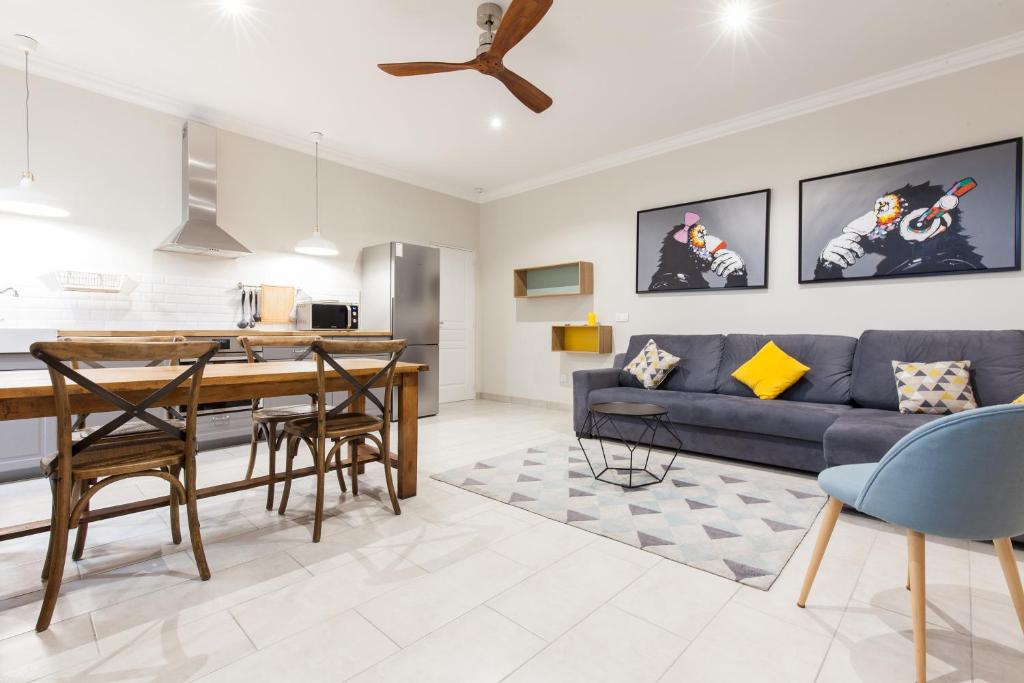 un salon avec un canapé bleu et une table dans l'établissement Appartement vue Mer, Suquet et Palais avec parking, à Cannes