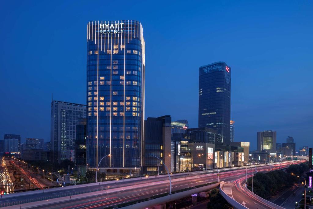 上海上海五角场凯悦酒店的夜晚的城市天际线与高楼