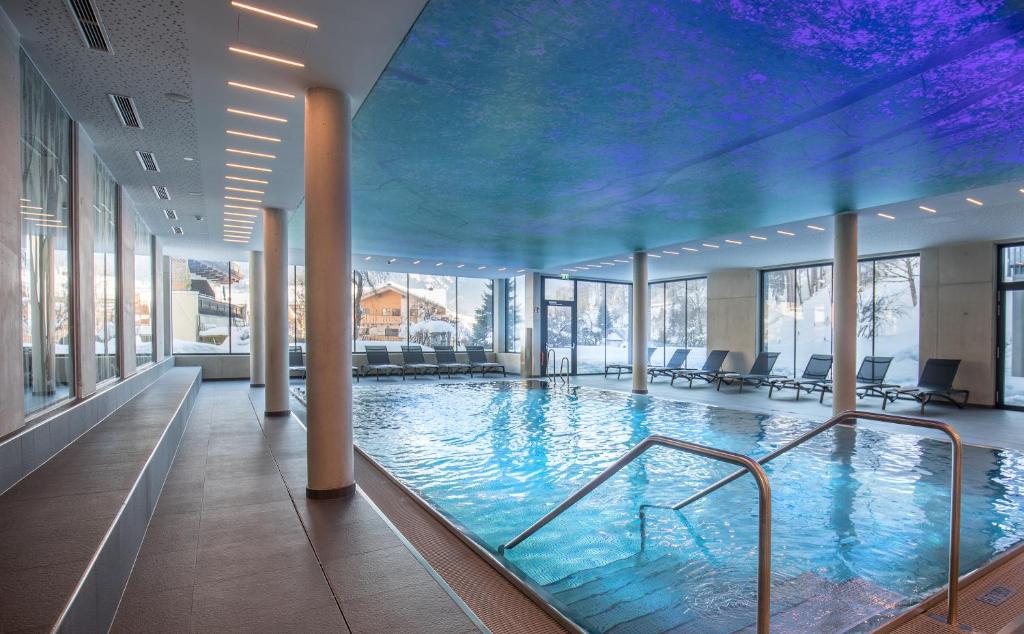 Bazén v ubytování Hotel Der Waldhof nebo v jeho okolí