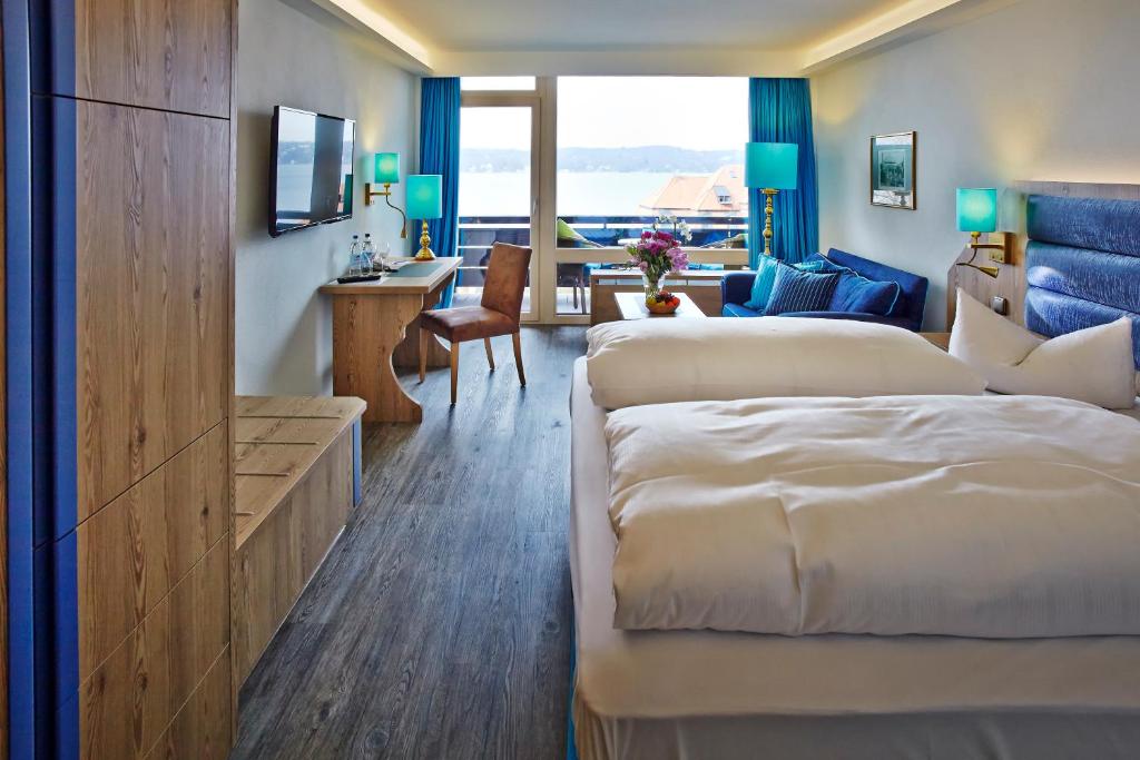 Postel nebo postele na pokoji v ubytování Hotel Schloss Berg