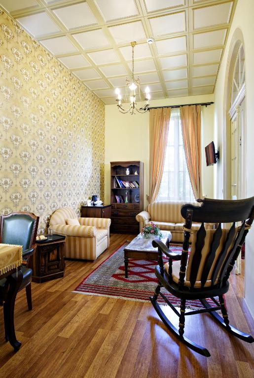 TV a/nebo společenská místnost v ubytování Halepa Hotel