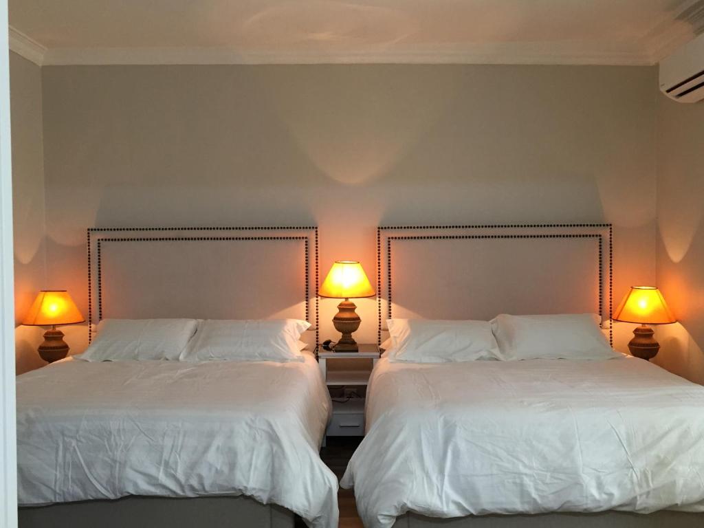 duas camas num quarto com duas lâmpadas em D’Savoy @ Famosa by SH em Malaca