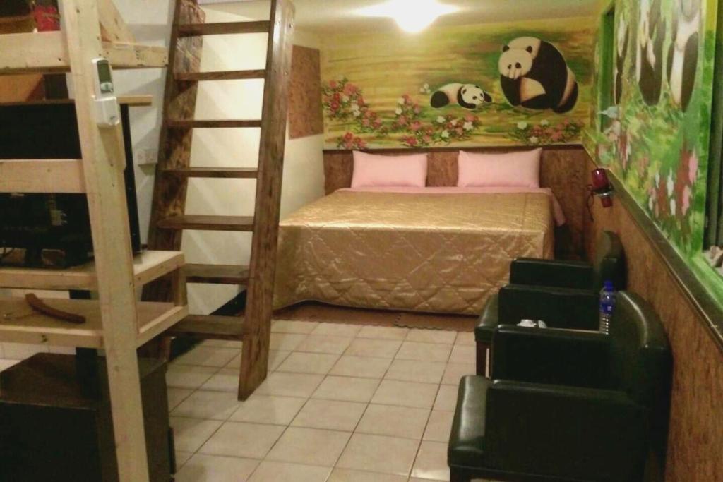 1 dormitorio con litera y escalera en Sea Villa Homestay, en Tongxiao
