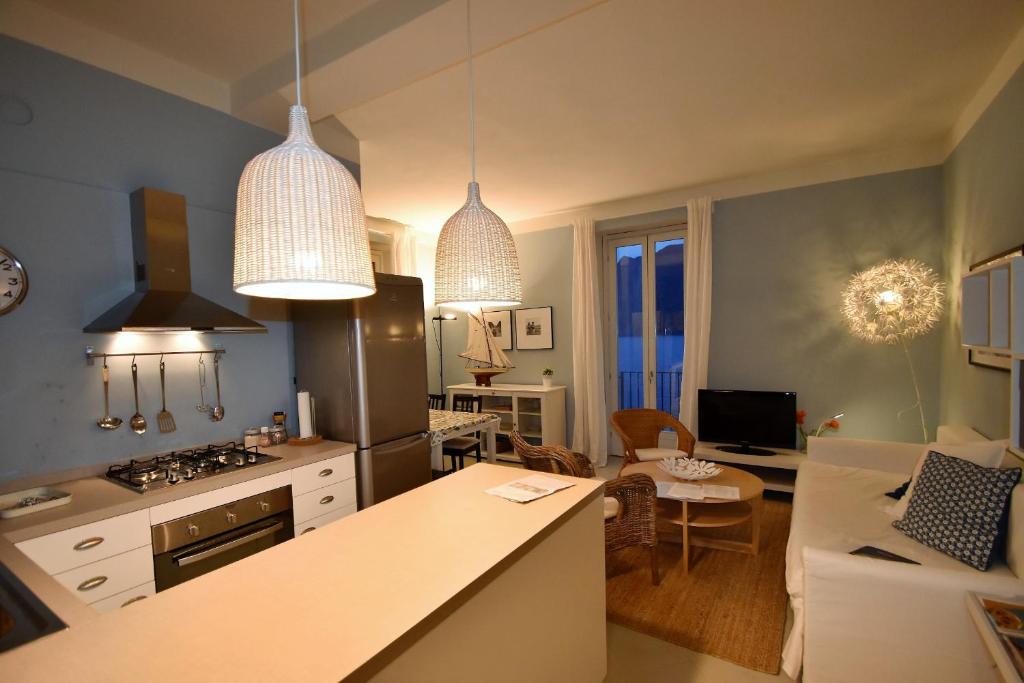 uma cozinha com duas luzes pendentes e uma sala de estar em Casa Marina by Holiday World em Ghiffa