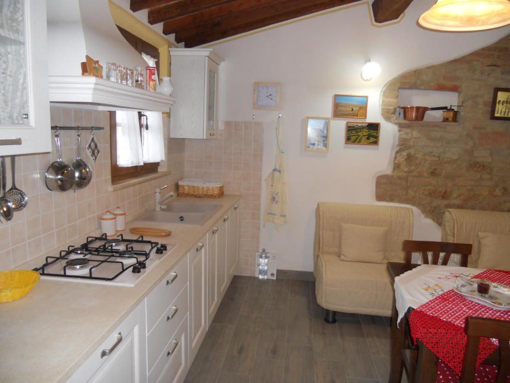 A kitchen or kitchenette at Antico Podere la Martinella