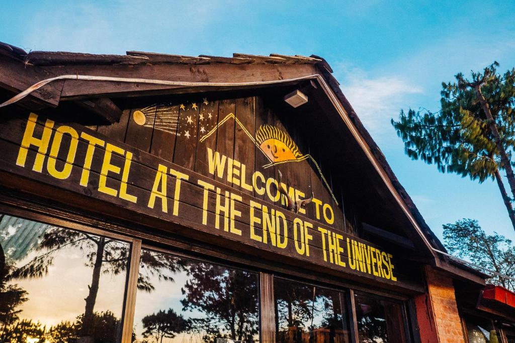 um sinal para um hotel no fim do universo em Hotel At The End Of The Universe em Nagarkot