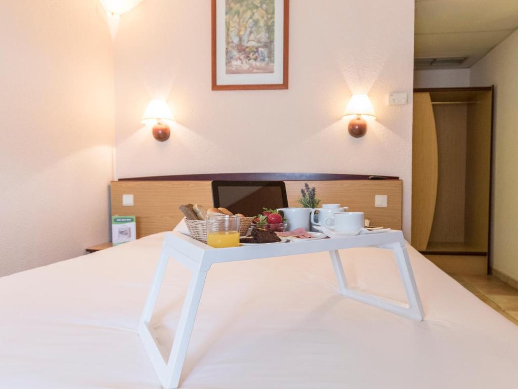 a white table with food on top of a bed at Campanile Lisboa Sud - Setubal in Setúbal