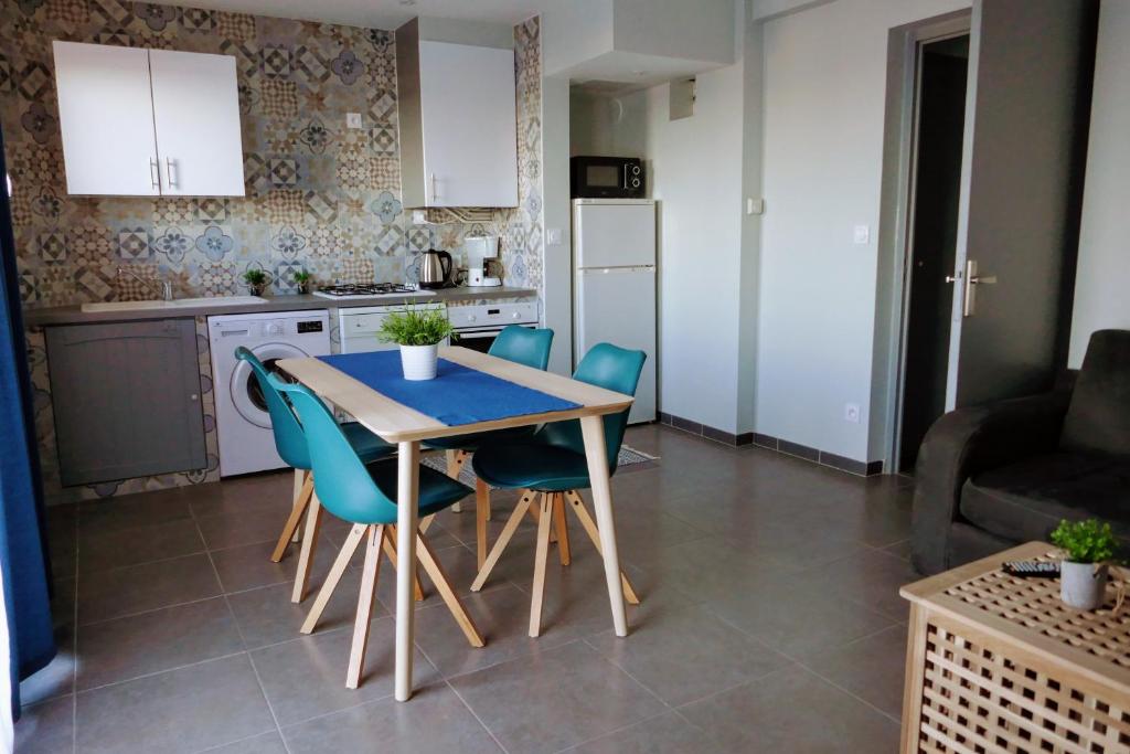 Kuchyň nebo kuchyňský kout v ubytování Logis Hôtel Restaurant Mar I Sol