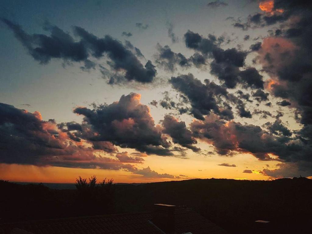 una puesta de sol con muchas nubes en el cielo en Piccolo Mondo, en Zovencedo
