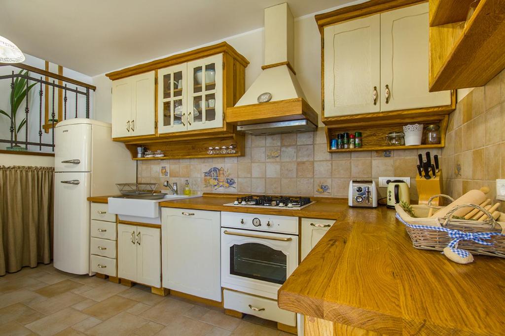 Kuchyň nebo kuchyňský kout v ubytování Villa Fundica