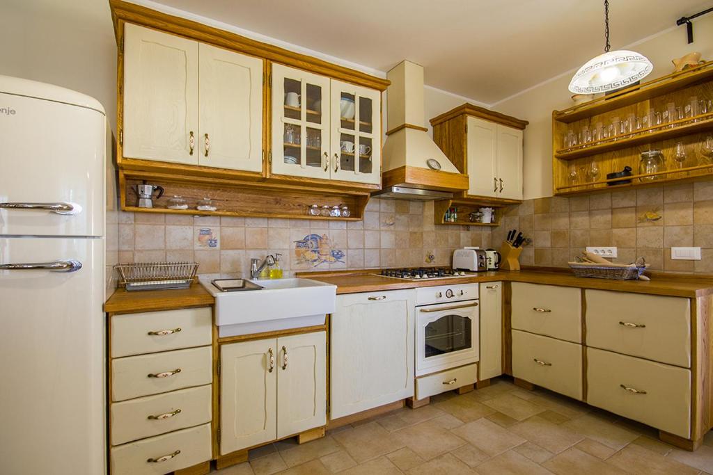 Kuchyň nebo kuchyňský kout v ubytování Villa Fundica