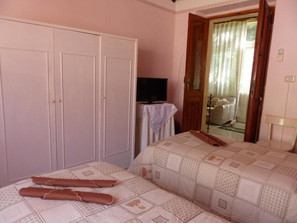 una camera con un letto e un grande specchio di beb "Ziu Antoi e Zia Srivia" a Sestu