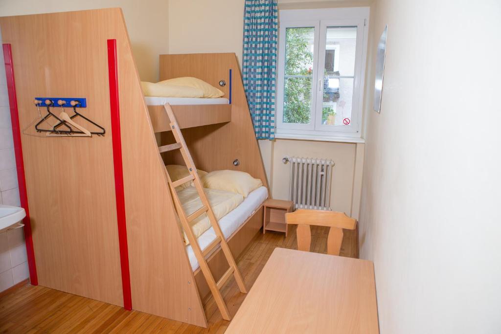 Postel nebo postele na pokoji v ubytování YoHo - International Youth Hostel