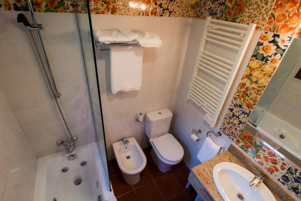 Koupelna v ubytování Adeko Hotel