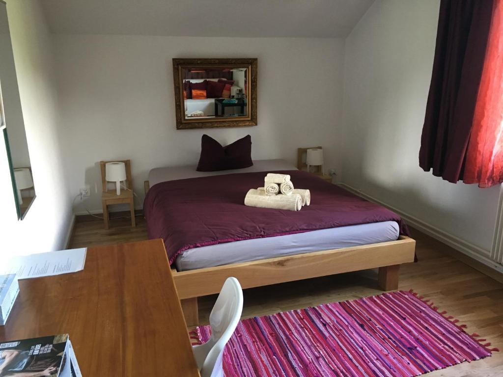 um quarto com uma cama com um bicho de peluche em BnB chezlise em Urnäsch