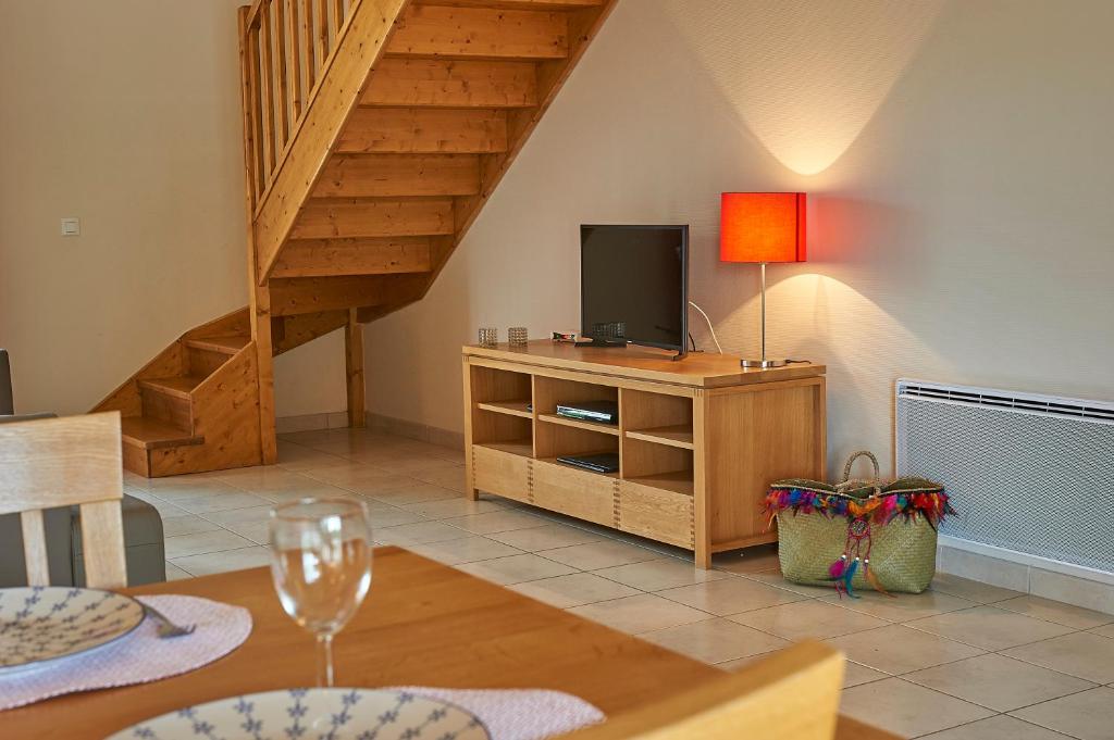 TV a/nebo společenská místnost v ubytování Domaine de Lanzac