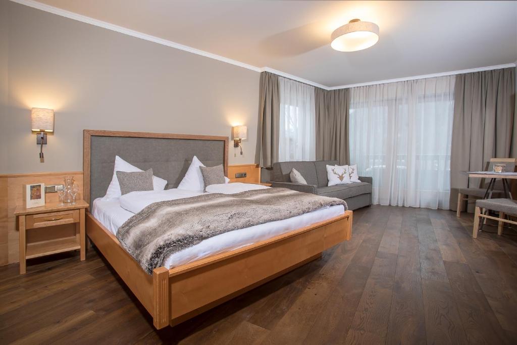 Postel nebo postele na pokoji v ubytování Hotel Christina - Ihr kleinstes 4* Hotel am Achensee