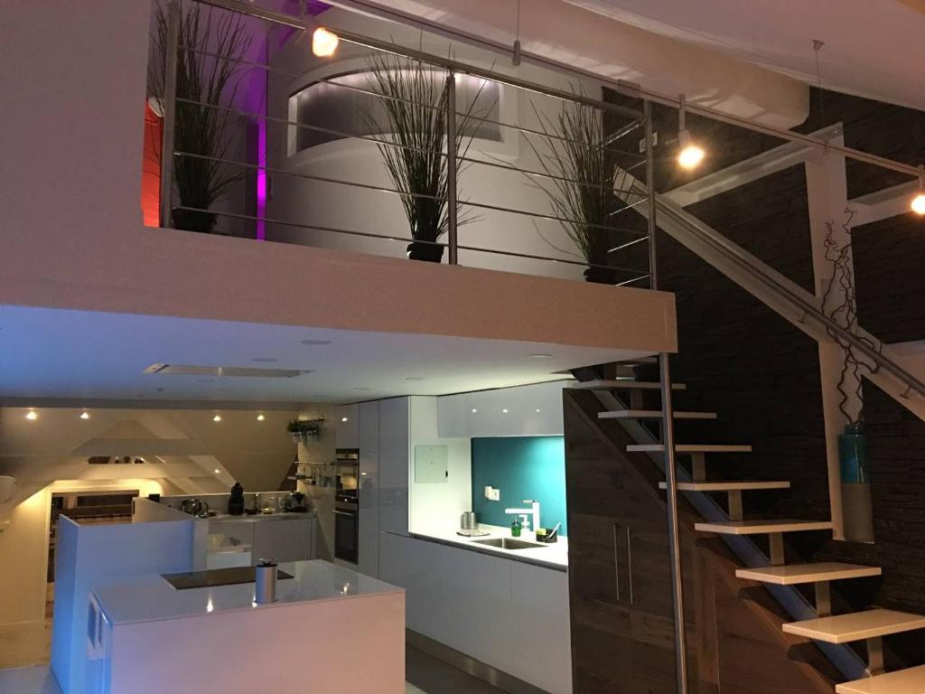 - un escalier en colimaçon dans une chambre avec une cuisine dans l'établissement Le Cocon De Notre Dame, à Annecy