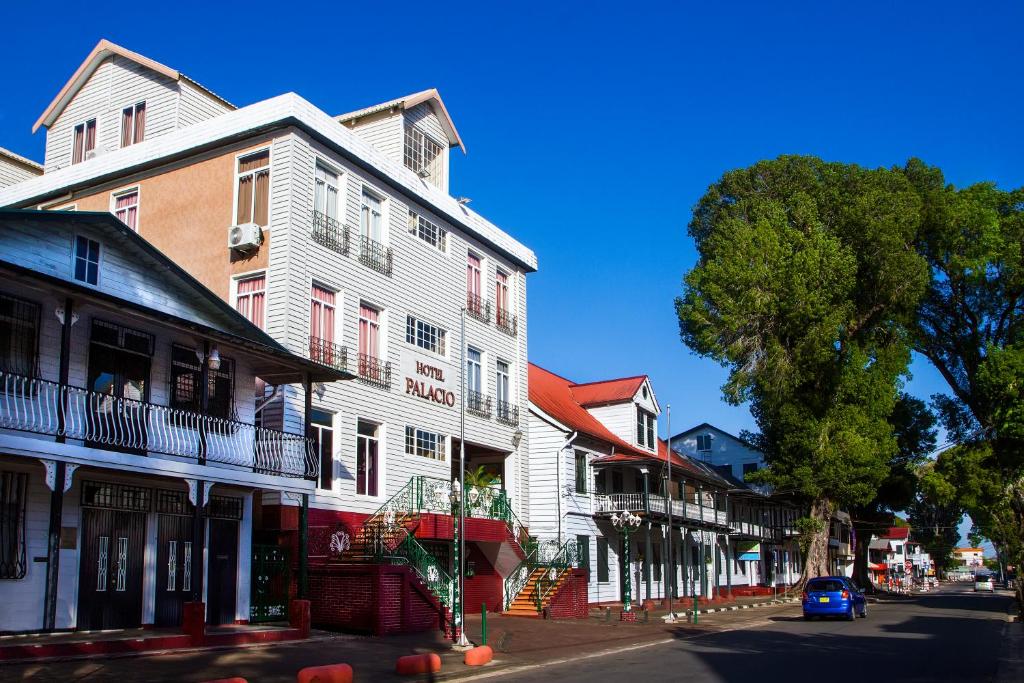 un grupo de edificios en una calle de la ciudad en Hotel Palacio, en Paramaribo