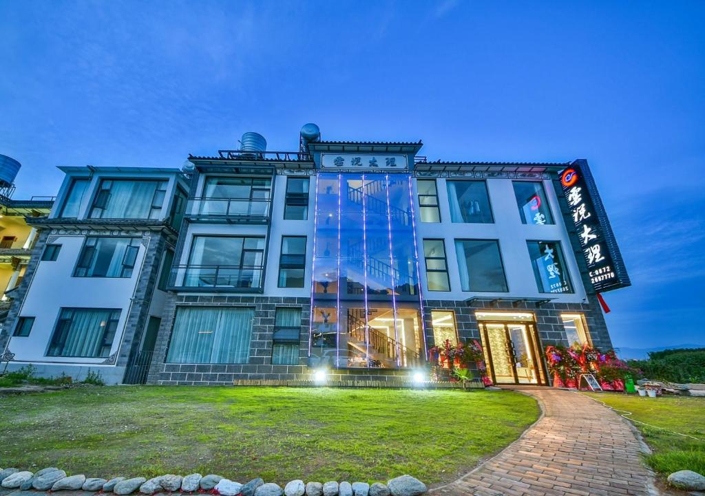 ein großes Gebäude mit einer großen Glasfassade in der Unterkunft Yunshuo Dali Light luxury Guesthouse in Dali