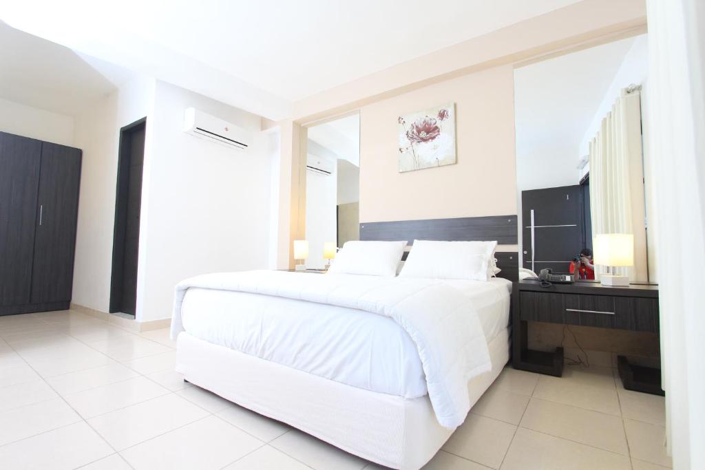 Ліжко або ліжка в номері Danieri Asunción Hotel