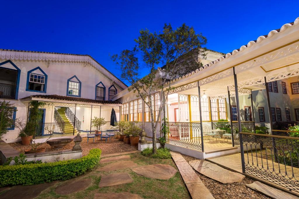 an exterior view of a large white building at Hotel Solar do Rosário in Ouro Preto