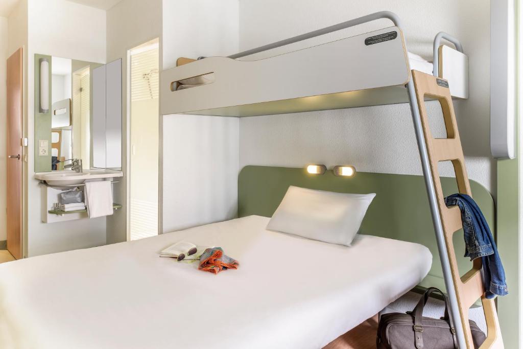 Postel nebo postele na pokoji v ubytování ibis budget Berlin Alexanderplatz