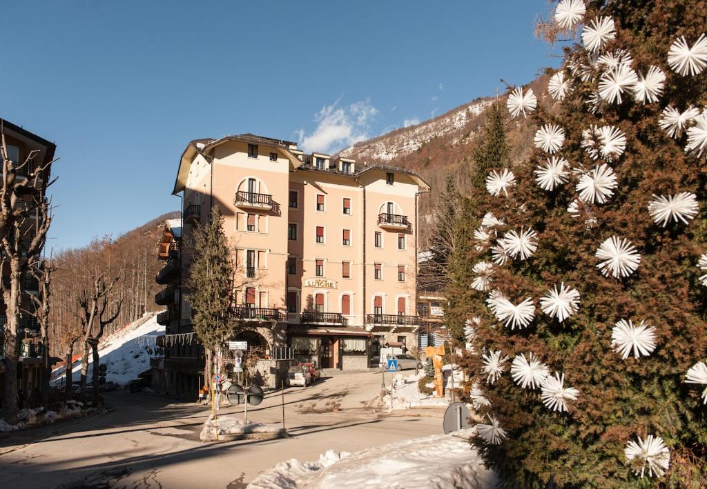 Nespecifikovaný výhled na hory nebo výhled na hory při pohledu z hotelu