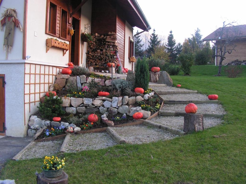 una casa con un jardín con calabazas en las escaleras en Chambre d'hôtes "LES CRETS", en Mercury