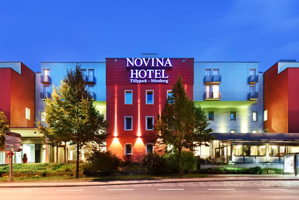 ein Hotel mit einem Schild, das Nova Hotel liest in der Unterkunft Novina Hotel Tillypark in Nürnberg