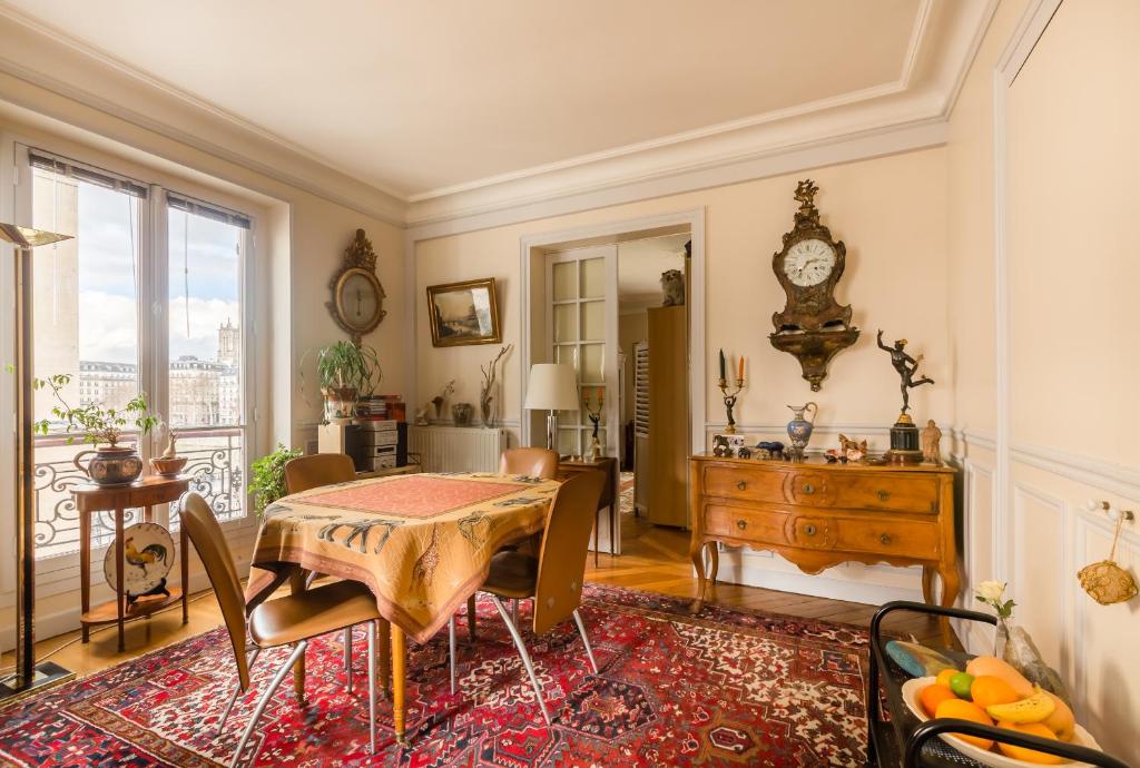 Veeve - Overlooking the Seine on Ile de la Cité