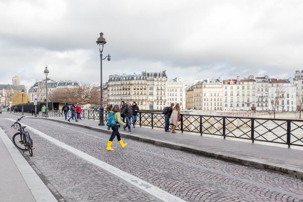 Veeve - Overlooking the Seine on Ile de la Cité
