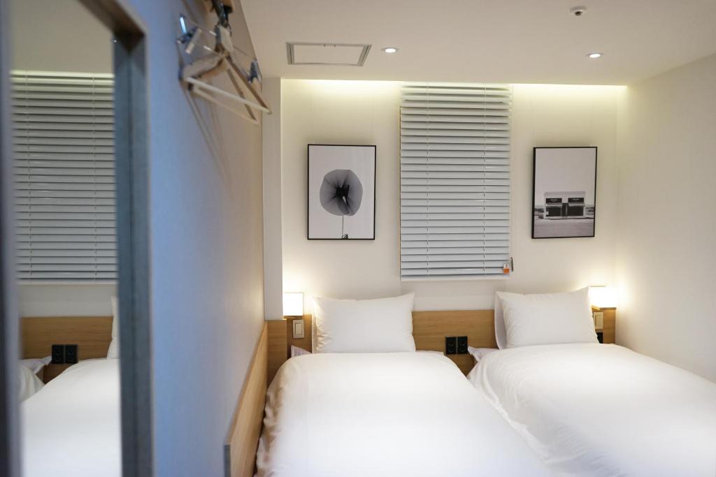 Postel nebo postele na pokoji v ubytování Artravel Myeongdong