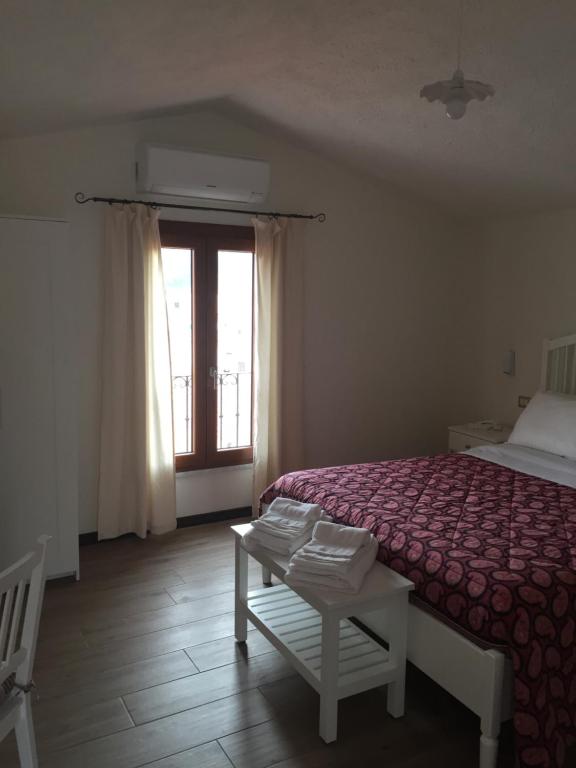 Postel nebo postele na pokoji v ubytování Bomarosa B&B