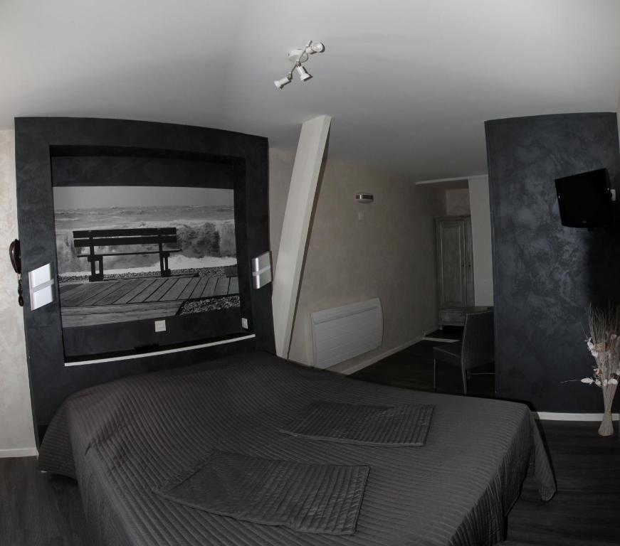 TV a/nebo společenská místnost v ubytování Logis - Le Neptune Hôtel & Restaurant