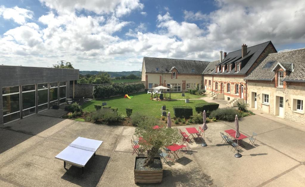 una vista aérea de un patio con una casa en Ferme Du Chateau en Monampteuil
