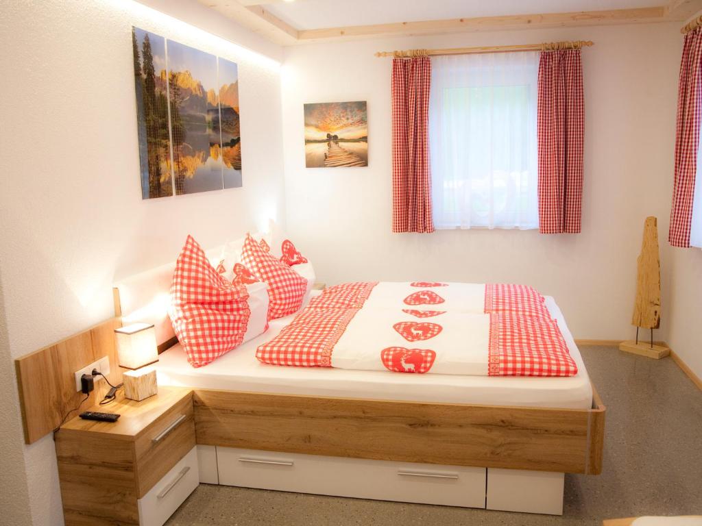 Postel nebo postele na pokoji v ubytování Appartement Almzeit mit Infrarotkabine