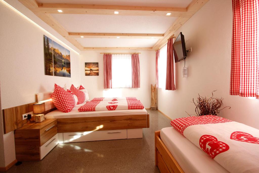 Postel nebo postele na pokoji v ubytování Appartement Almzeit mit Infrarotkabine