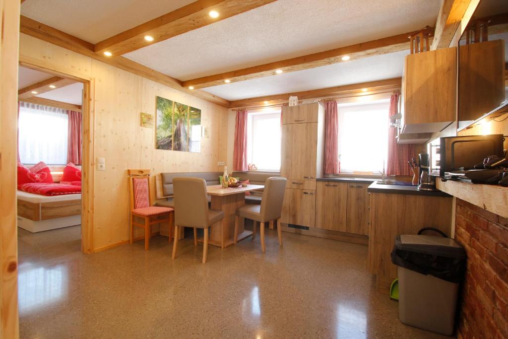 eine Küche und ein Esszimmer mit einem Tisch und Stühlen in der Unterkunft Appartement Almzeit mit Infrarotkabine in Großsölk