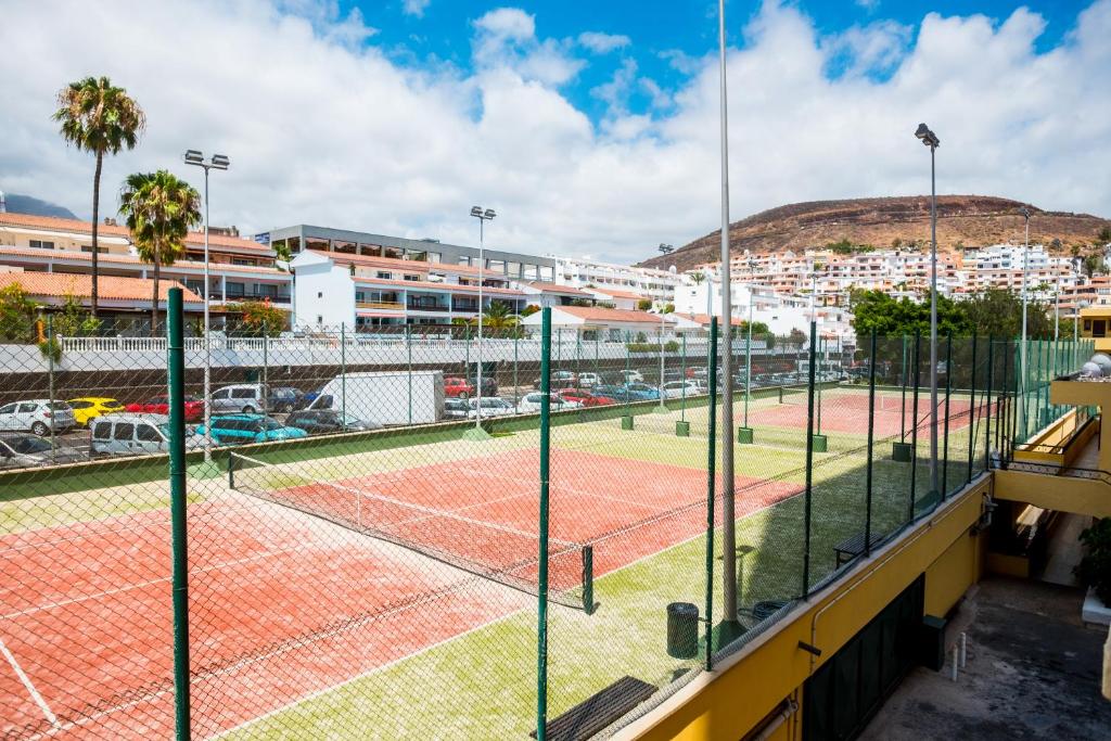 Tenis a/nebo squash v ubytování Apartamentos en Torres del Sol nebo okolí