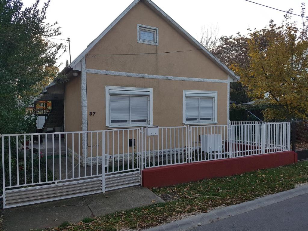 ハイドゥソボスローにあるMiki Apartman 2の白い柵の家