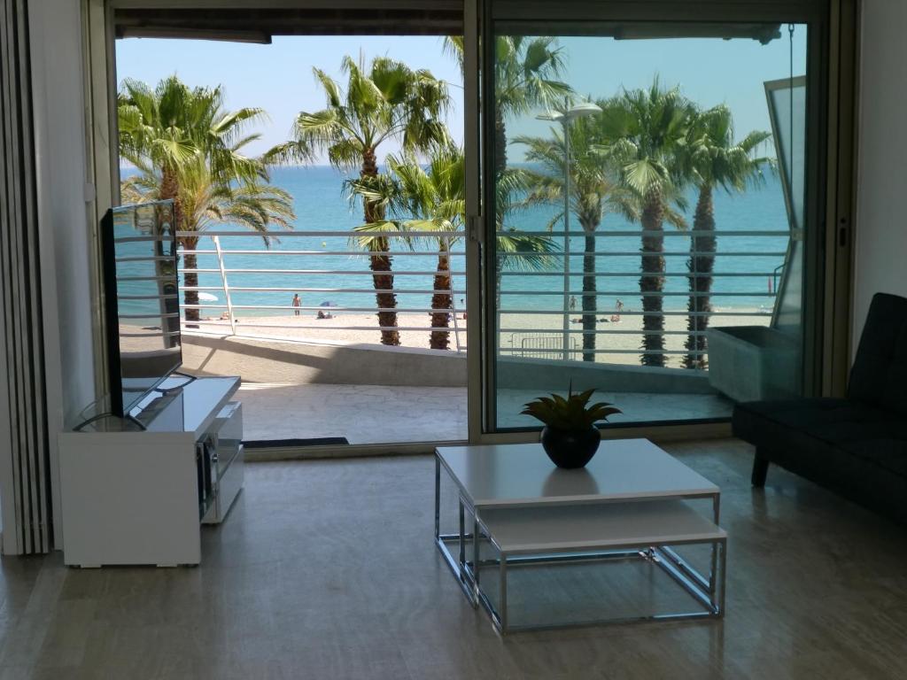 a living room with a view of the beach at appartement vue mer "le chantilly" cagnes sur mer in Cagnes-sur-Mer