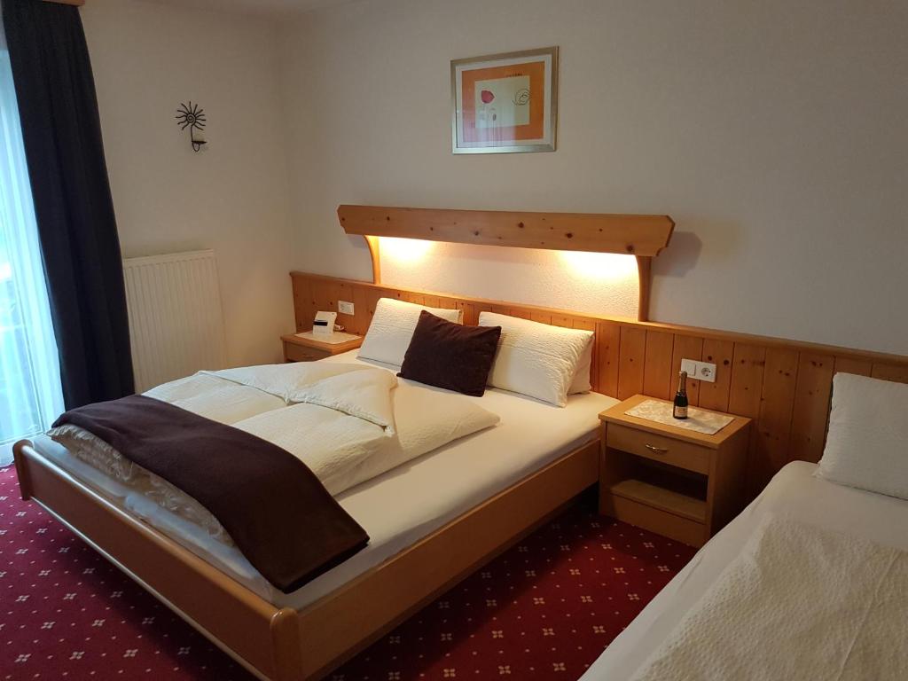 Postel nebo postele na pokoji v ubytování Gästehaus Walch