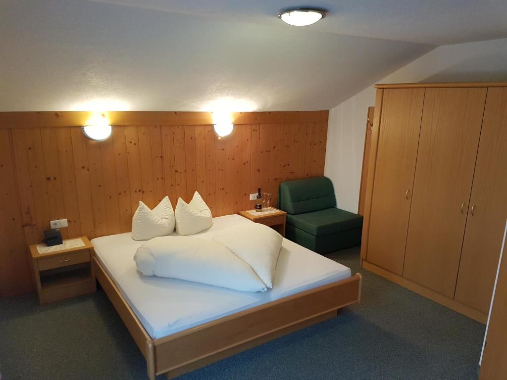 Postel nebo postele na pokoji v ubytování Gästehaus Walch