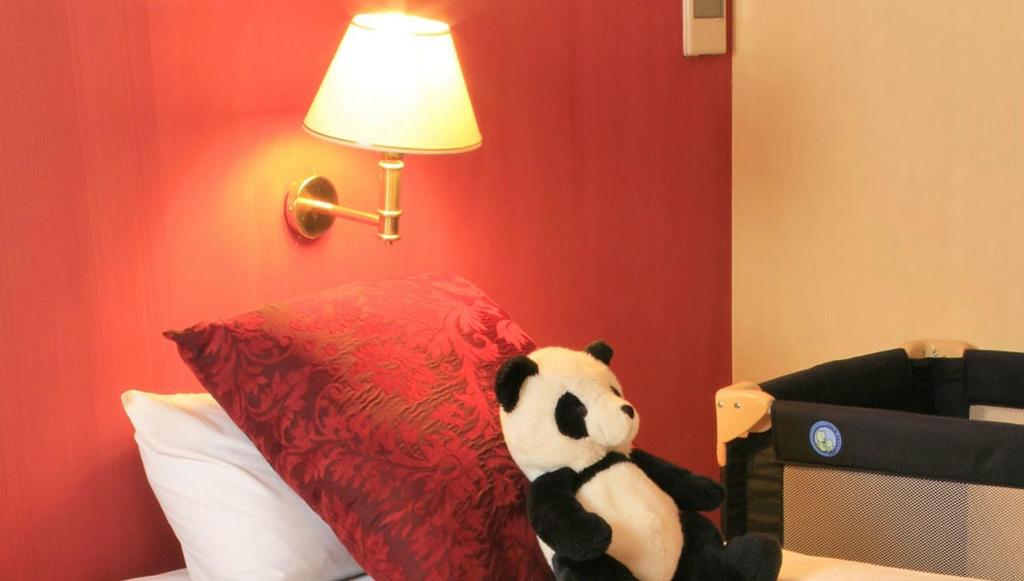 Uma área de estar em Logis NIMOTEL Hôtel Cosy