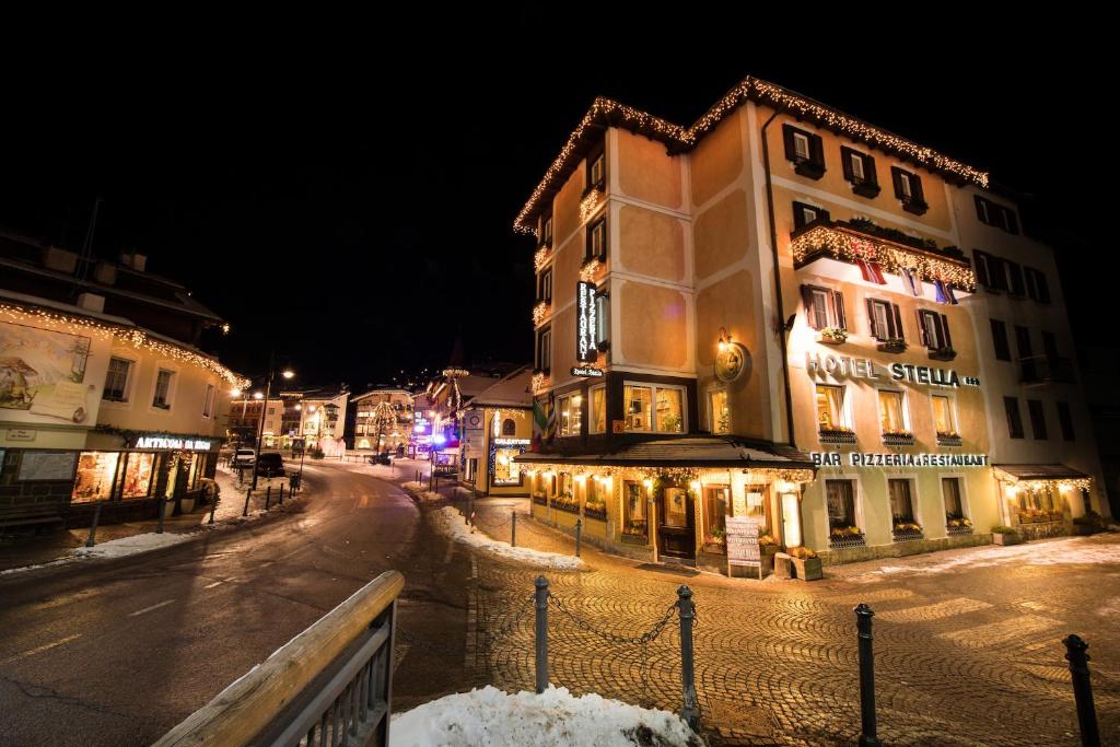 un edificio in una strada di città di notte di Hotel Stella a Moena