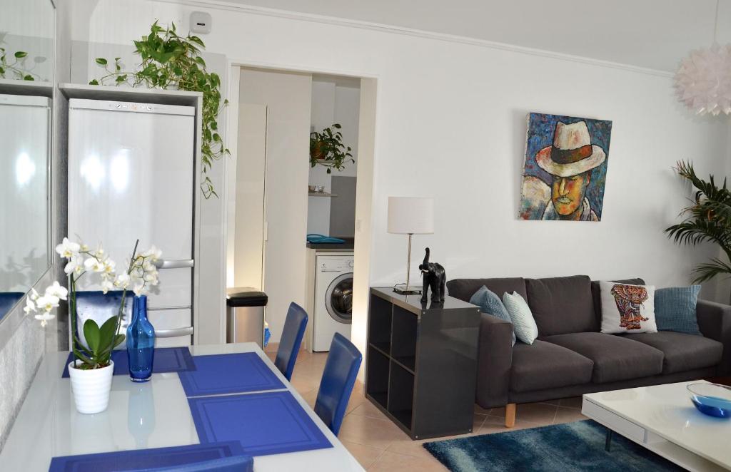 - un salon avec un canapé et une table dans l'établissement Villa 3 elephants, à Nice