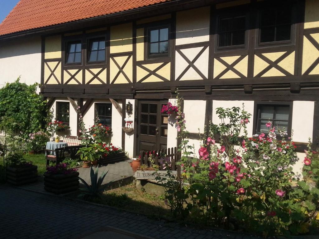 dom z kwiatami przed nim w obiekcie Elbhangzimmer Dresden w Dreźnie
